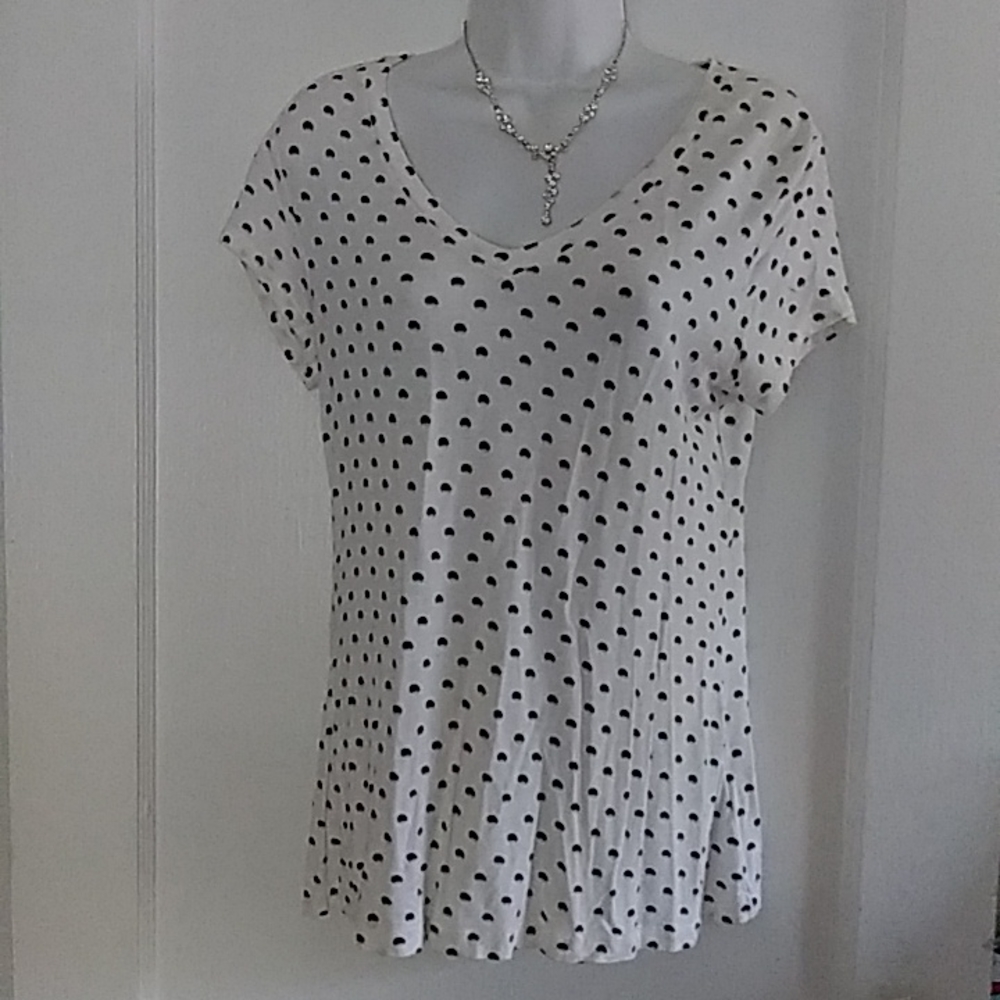 New w/o tags Women's Apt. 9 white and black dot V-neck tee size small.